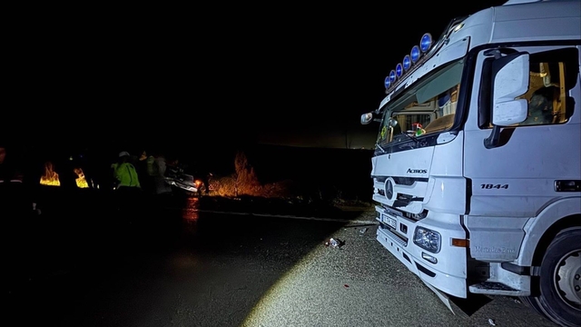 Köpekler nedeniyle otoyolda can pazarı
Otoyolda gezen köpeklere çarpan araca ve yardım etmek için duran 2 araca tır çarptı: 8 yaralı