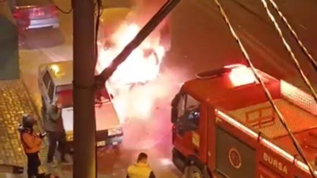 Seyir halindeki otomobil küle döndü