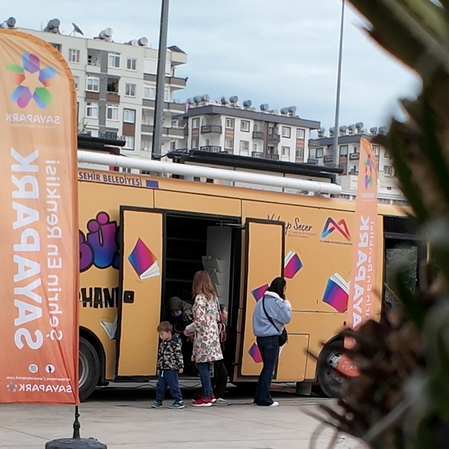 Kitaplar yola çıktı, durağı Sayapark oldu