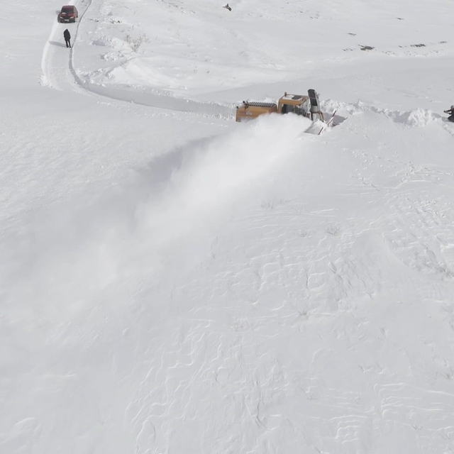 Aydınlar'da kar hayatı felç etti: Valilikten kar savurma makinesi desteği