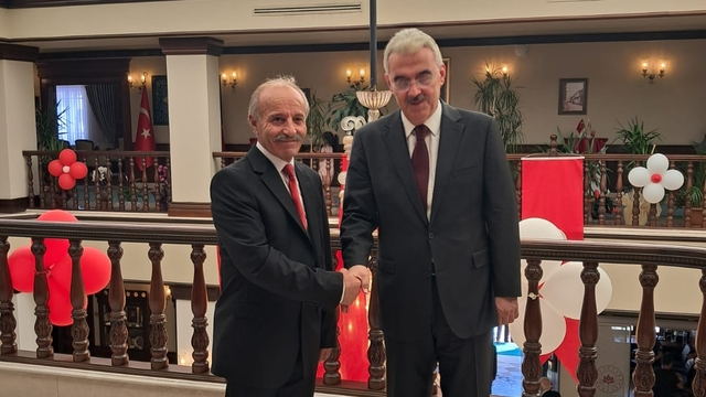 Protokoldeki kravatlı simitçi