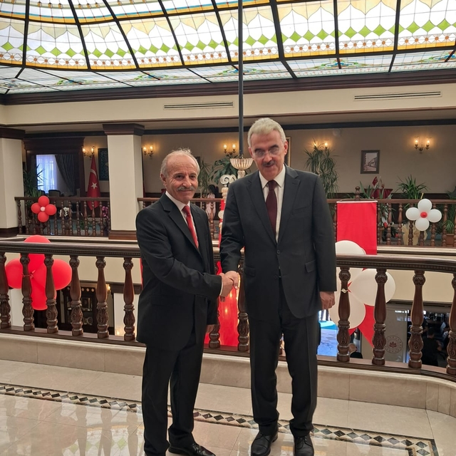 Protokoldeki kravatlı simitçi