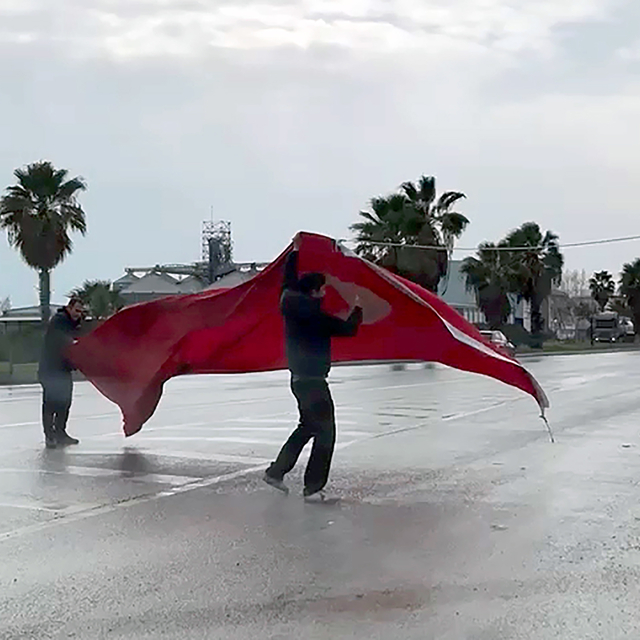 Kara yoluna düşen Türk bayrağını katlayıp, kaldırdılar