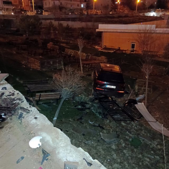 Otomobil, kafenin bahçesine uçtu