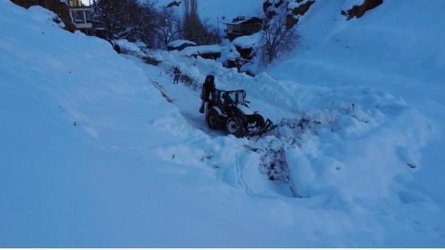 Şırnak'ta karla mücadele çalışmaları aralıksız sürüyor