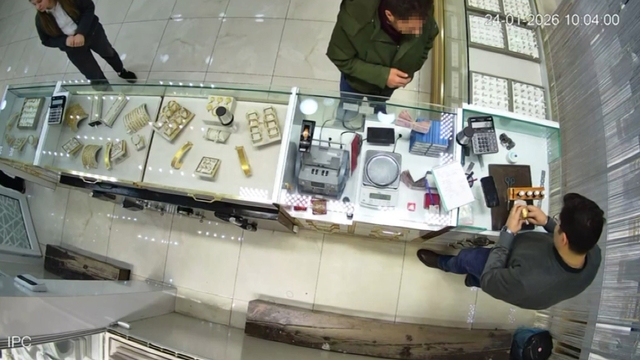 Sahte bilezikleri verip pazarlıkla fazla altın almak isterken yakalandı
Eskişehir'de 222 bin TL'lik dolandırıcılık girişimi kamerada
Kuyumcu Ömür Çınar: "Sahte olduğu ilk testte anlaşılmadı, daha detaylısını yaptığımda anladım"
"Durum anlaşılınca, 'başkasından aldım altını, onu getireyim, bilezik sizde kalsın' tekliflerinde bulundu"