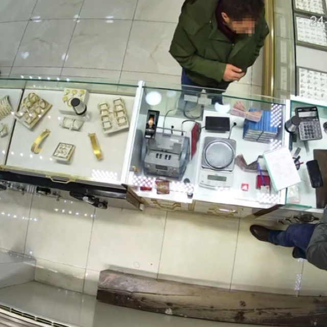 Sahte bilezikleri verip pazarlıkla fazla altın almak isterken yakalandı
Esk...