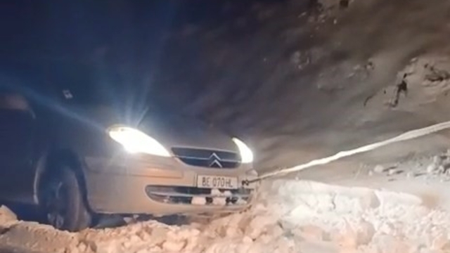 Elazığ'da yolda mahsur kalan araç kurtarıldı