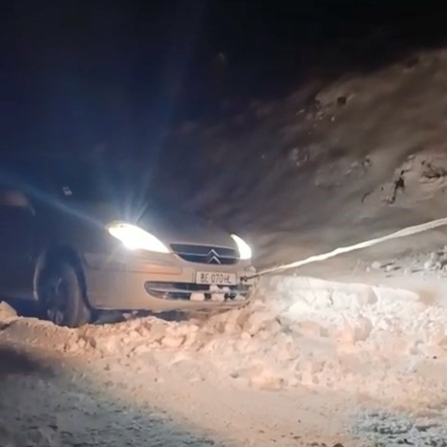 Elazığ'da yolda mahsur kalan araç kurtarıldı