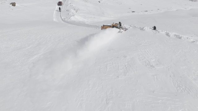 Aydınlar'da kar hayatı felç etti: Valilikten kar savurma makinesi desteği
