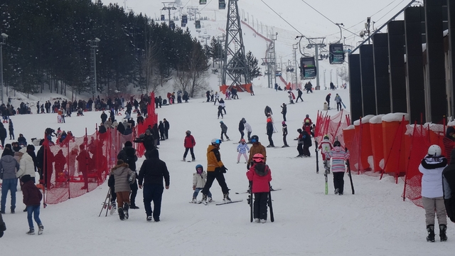 Palandöken'de kayak coşkusu
Yarıyıl tatili ile birlikte pistlerde yoğunluk yaşanıyor
