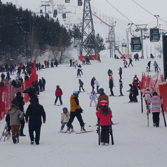Palandöken'de kayak coşkusu
Yarıyıl tatili ile birlikte pistlerde yoğunluk...