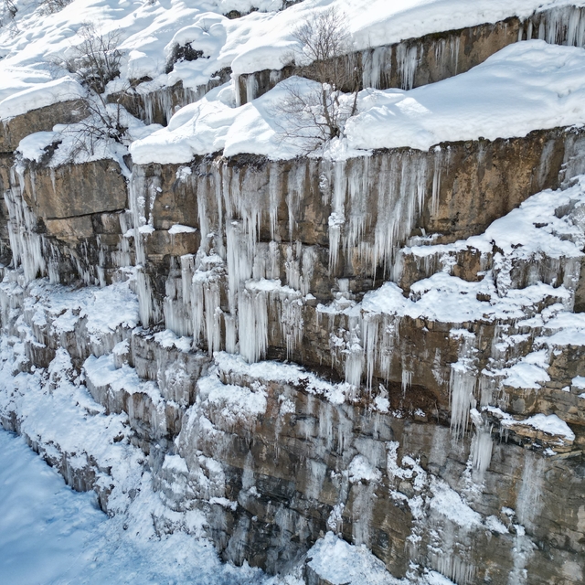 Dağlarda buzdan şelale oluştu