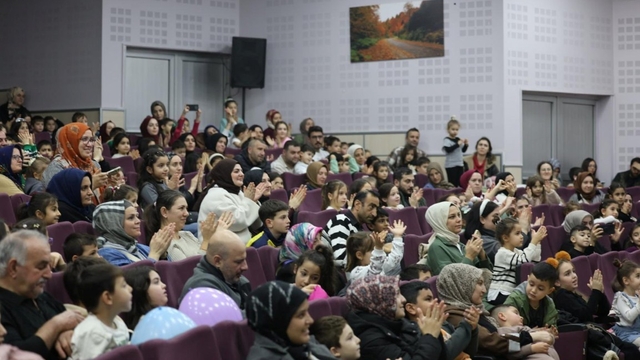 Kartepe'de çocuklar "Karlar Diyarı" oyunuyla eğlendi