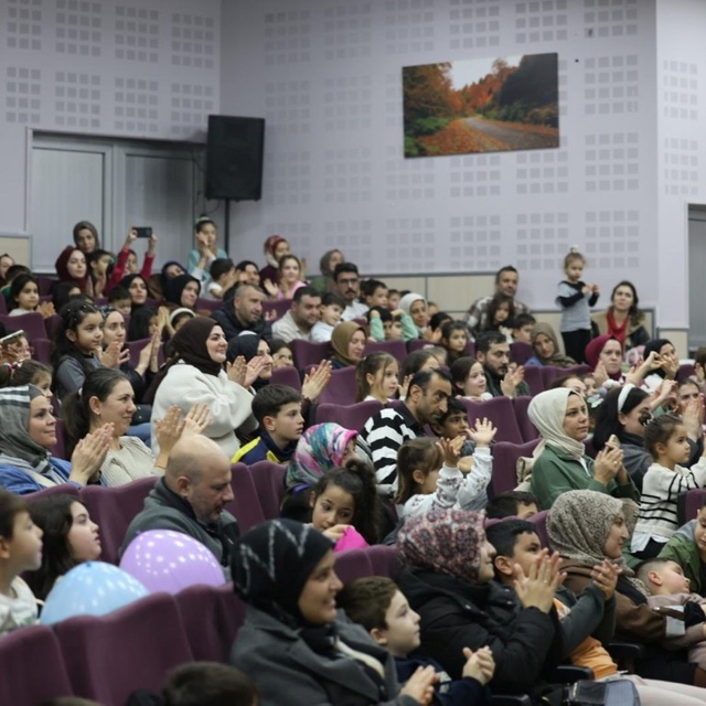 Kartepe'de çocuklar "Karlar Diyarı" oyunuyla eğlendi