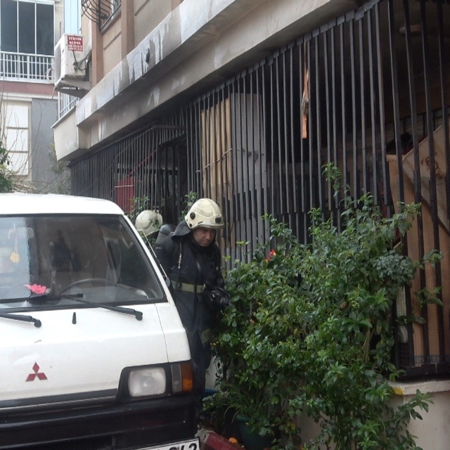 Yaşlı adamı komşuları evden çıkardı, yangın ucuz atlatıldı