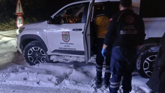 Sivas'ta ekipler yolu kardan kapanan mezrada düşerek yaralanan kadın için seferber oldu