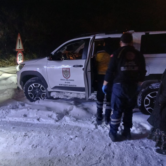 Sivas'ta ekipler yolu kardan kapanan mezrada düşerek yaralanan kadın için s...