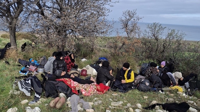 Ayvacık'ta 39 kaçak göçmen ile 1 göçmen kaçakçısı şüphelisi yakalandı