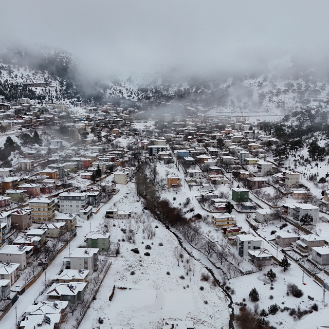 Kar yağışıyla beyaza bürünen Sertavul Yaylası dronla görüntülendi