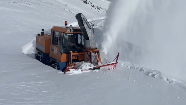 Türkiye'nin en yüksek rakımlı mahallesinin yolu ulaşıma açıldı