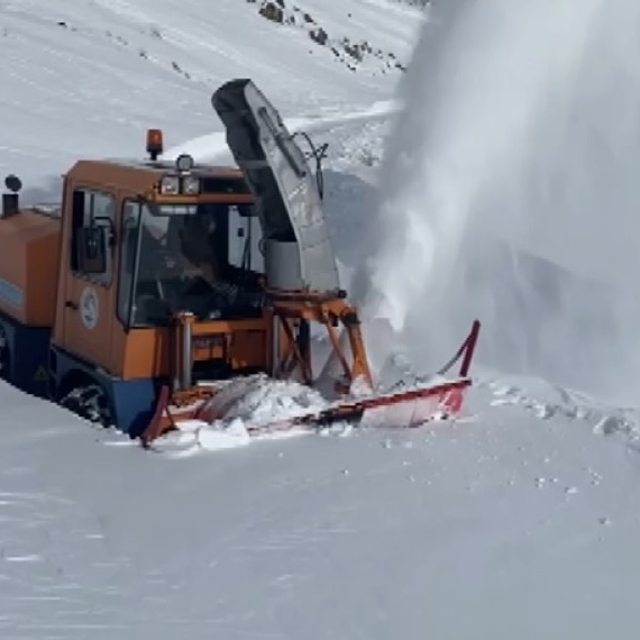 Türkiye'nin en yüksek rakımlı mahallesinin yolu ulaşıma açıldı