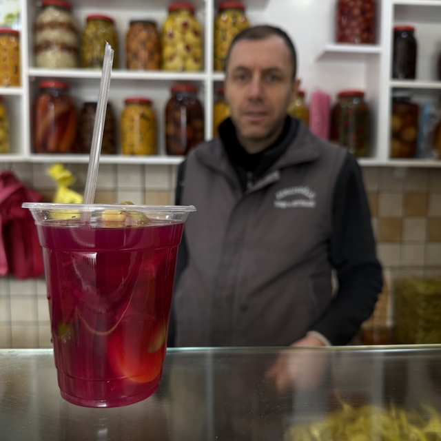 Dededen toruna 40 yıllık lezzete kış ayında ilgi yoğun
Gribin ilacı bu dükk...