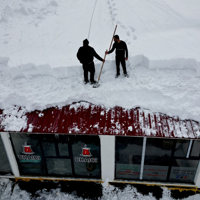 Vatandaşlar zarar görmesin diye çatılarda temizlik mesaisi başladı