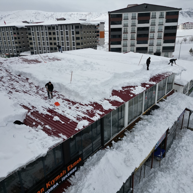 Bitlis'te çatılarda biriken karlar temizleniyor