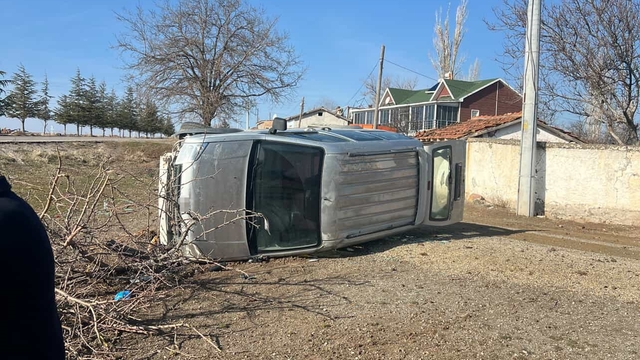 Kulu'da kontrolden çıkan kamyonet devrildi