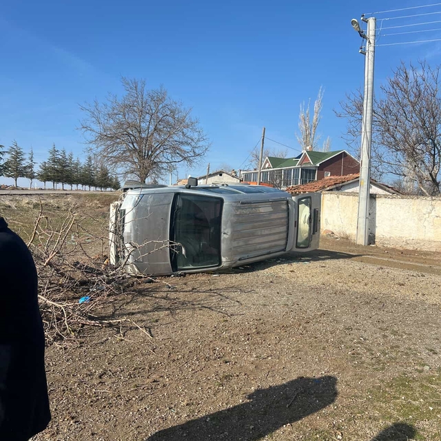 Kulu'da kontrolden çıkan kamyonet devrildi