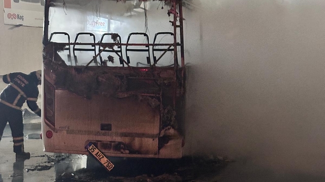 Kapıkule'de park halindeki yolcu otobüsünde çıkan yangın söndürüldü