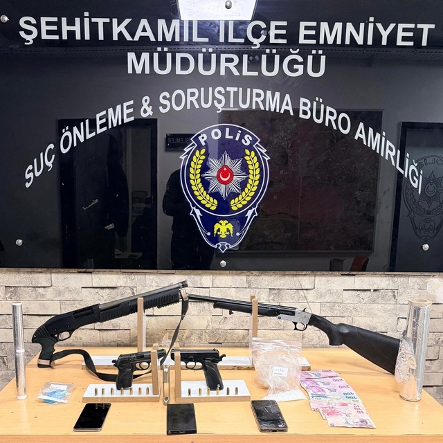 Gaziantep'te ruhsatsız 2 tüfek ile 8 tabanca ele geçirildi: 5 gözaltı