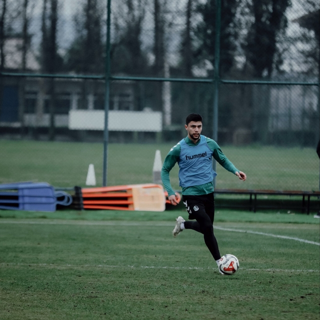 Sakaryaspor 5 futbolcuyu renklerine bağladı