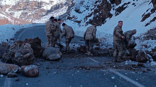 Kara yoluna düşen kaya parçaları askerler tarafından temizlendi