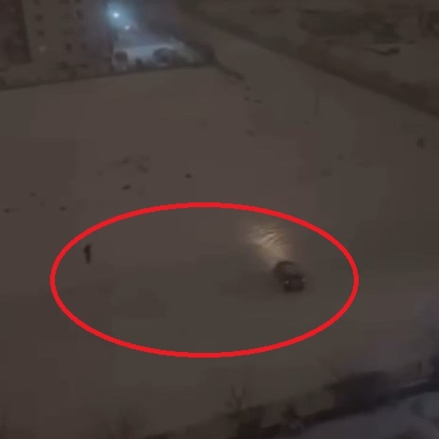 Karlı arazide otomobili ile drift yapan sürücü kamerada