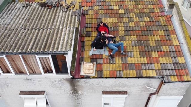 Balıkesir'de çatıya çıkan adamı polis ve itfaiye ekipleri indirdi