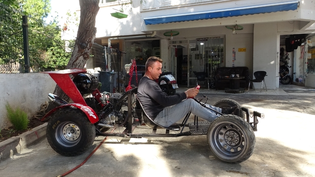 Arkadaşları 'Yapamazsın' dedi, hızı saatte 160 kilometreye ulaşan hayalini gerçekleştirdi
Hurda ve toplama malzemelerle saatteki hızı 160 kilometreyi bulan araç yaptı