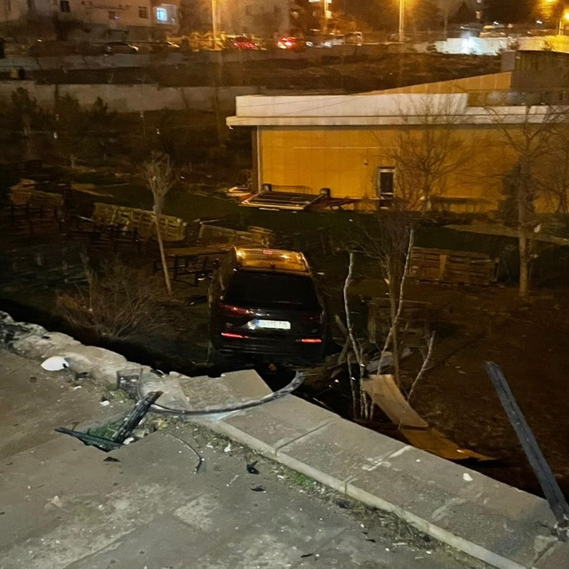 Karaman'da kontrolden çıkan cip kafenin bahçesine uçtu