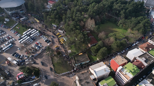 O istasyonda yine aynı manzara
Uludağ'a çıkmak isteyenler, saatlerce bekledi
Kuyruğun sonu mahalle aralarına kadar uzandı