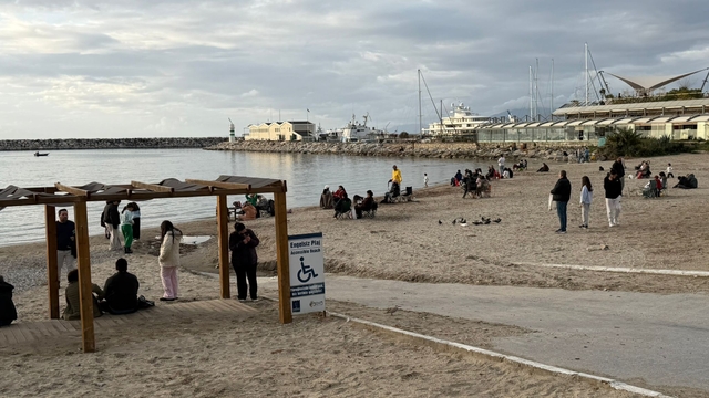 Fırtına sonrası Kuşadası'nda güneş yüzünü gösterdi, sahiller şenlendi