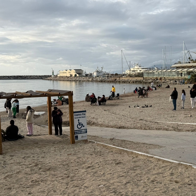 Fırtına sonrası Kuşadası'nda güneş yüzünü gösterdi, sahiller şenlendi
