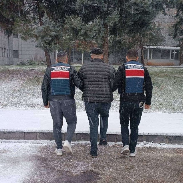 Kesinleşmiş 10'ar yıl cezayla aranan 2 şahıs yakalandı