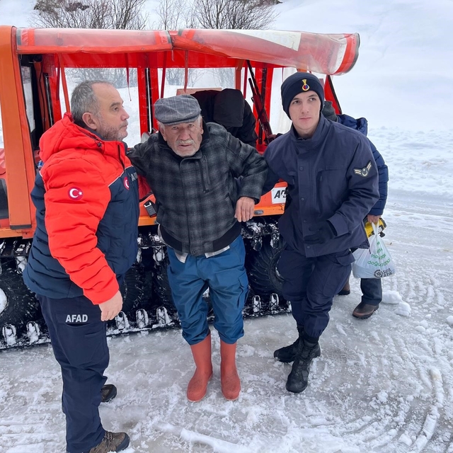 Yayla evinde mahsur kalan vatandaşı AFAD ve jandarma kurtardı