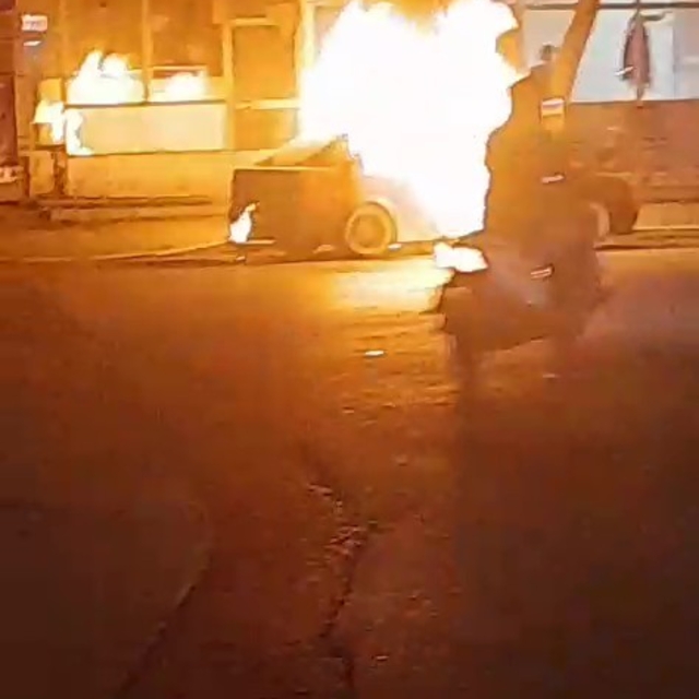 Park halindeki otomobil yandı, sahibi tarafından yakıldığı öne sürüldü