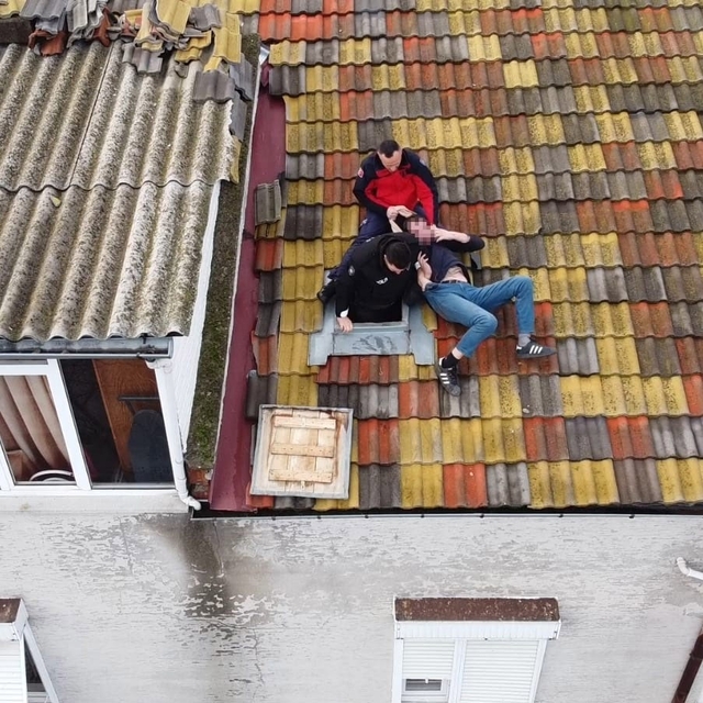 Balıkesir'de çatıya çıkan adamı polis ve itfaiye ekipleri indirdi