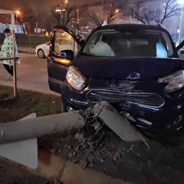 Otomobil refüje çıktı: Kaza anı kamerada