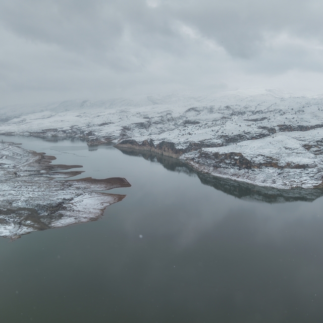Kar yağışıyla beyaza bürünen Ilısu Barajı'nın çevresi dronla görüntülendi
