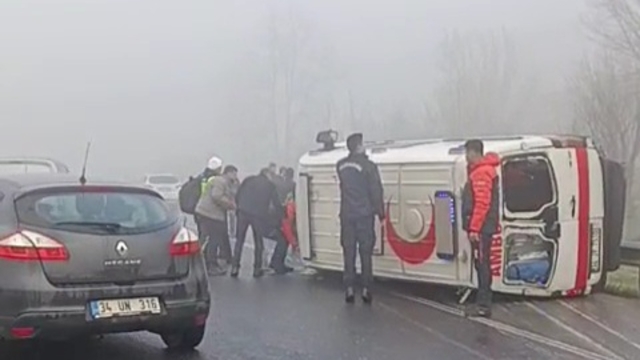Düzce'de ambulans devrildi; 2 yaralı