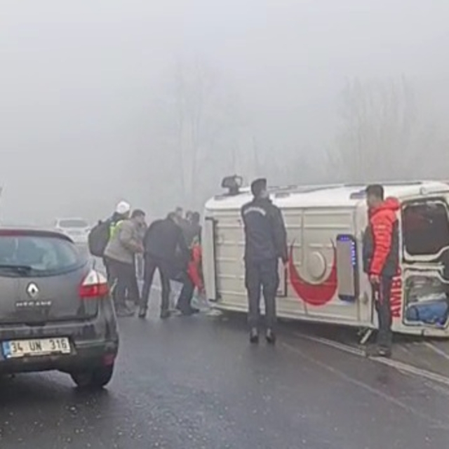Düzce'de ambulans devrildi; 2 yaralı